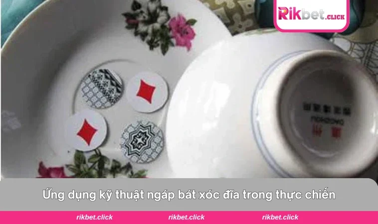 Ngáp Bát Xóc Đĩa - Cách Thức Quan Sát Giúp Tăng Cơ Hội Thắng 2 Người chơi đang tai sát bát để nghe âm thanh phản hồi từ đồng xu